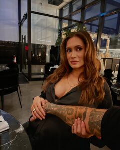 Lysandre Nadeau Instagram - 9 months in, 9 months out. 🤰🏻🤱🏻 C’est difficile pour moi de concevoir que le même laps de temps s’est écoulé depuis ta naissance que celui où tu étais dans mon ventre. C’est une thématique qui revient beaucoup dans ma vie depuis la maternité: la perception du temps. Je regarde des photos de tes premiers jours avec une incompréhension totale. Tu grandis sous mes yeux à une vitesse ahurissante. Déjà, tu apprends à redescendre les marches que tu montes depuis un mois sans problème. J’ai de la misère à te suivre des fois -maman est fatiguée-, mais c’est avec énormément de fierté que j’essaie d’accélérer le pas pour rattraper ta fougue inépuisable. J’espère que tu te sentiras toujours en sécurité avec moi de vivre tout ce que tu as envie et besoin de vivre. Que tu trouveras toujours en ta maman un endroit de soutien et de réconfort. J’espère que tu te sentiras toujours vu et entendu. J’espère que tu sauras que tu peux me prendre pour acquise, pour toujours. Que tu le ressentiras fort, que mon amour est sans condition. Te voir grandir et t’épanouir de toutes tes couleurs est ma plus grande mission. Je t’aime mon BB tellement fort tellement toujours plus fort