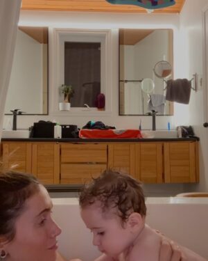 Lysandre Nadeau Instagram - 9 months in, 9 months out. 🤰🏻🤱🏻

C’est difficile pour moi de concevoir que le même laps de temps s’est écoulé depuis ta naissance que celui où tu étais dans mon ventre. C’est une thématique qui revient beaucoup dans ma vie depuis la maternité: la perception du temps. 

Je regarde des photos de tes premiers jours avec une incompréhension totale. Tu grandis sous mes yeux à une vitesse ahurissante. Déjà, tu apprends à redescendre les marches que tu montes depuis un mois sans problème. J’ai de la misère à te suivre des fois -maman est fatiguée-, mais c’est avec énormément de fierté que j’essaie d’accélérer le pas pour rattraper ta fougue inépuisable.

J’espère que tu te sentiras toujours en sécurité avec moi de vivre tout ce que tu as envie et besoin de vivre. Que tu trouveras toujours en ta maman un endroit de soutien et de réconfort. J’espère que tu te sentiras toujours vu et entendu. 

J’espère que tu sauras que tu peux me prendre pour acquise, pour toujours. Que tu le ressentiras fort, que mon amour est sans condition.

Te voir grandir et t’épanouir de toutes tes couleurs est ma plus grande mission. 

Je t’aime mon BB

tellement fort 
tellement toujours plus fort