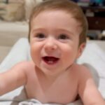 Lysandre Nadeau Instagram - 9 months in, 9 months out. 🤰🏻🤱🏻 C’est difficile pour moi de concevoir que le même laps de temps s’est écoulé depuis ta naissance que celui où tu étais dans mon ventre. C’est une thématique qui revient beaucoup dans ma vie depuis la maternité: la perception du temps. Je regarde des photos de tes premiers jours avec une incompréhension totale. Tu grandis sous mes yeux à une vitesse ahurissante. Déjà, tu apprends à redescendre les marches que tu montes depuis un mois sans problème. J’ai de la misère à te suivre des fois -maman est fatiguée-, mais c’est avec énormément de fierté que j’essaie d’accélérer le pas pour rattraper ta fougue inépuisable. J’espère que tu te sentiras toujours en sécurité avec moi de vivre tout ce que tu as envie et besoin de vivre. Que tu trouveras toujours en ta maman un endroit de soutien et de réconfort. J’espère que tu te sentiras toujours vu et entendu. J’espère que tu sauras que tu peux me prendre pour acquise, pour toujours. Que tu le ressentiras fort, que mon amour est sans condition. Te voir grandir et t’épanouir de toutes tes couleurs est ma plus grande mission. Je t’aime mon BB tellement fort tellement toujours plus fort