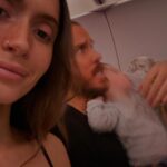 Lysandre Nadeau Instagram - 9 months in, 9 months out. 🤰🏻🤱🏻 C’est difficile pour moi de concevoir que le même laps de temps s’est écoulé depuis ta naissance que celui où tu étais dans mon ventre. C’est une thématique qui revient beaucoup dans ma vie depuis la maternité: la perception du temps. Je regarde des photos de tes premiers jours avec une incompréhension totale. Tu grandis sous mes yeux à une vitesse ahurissante. Déjà, tu apprends à redescendre les marches que tu montes depuis un mois sans problème. J’ai de la misère à te suivre des fois -maman est fatiguée-, mais c’est avec énormément de fierté que j’essaie d’accélérer le pas pour rattraper ta fougue inépuisable. J’espère que tu te sentiras toujours en sécurité avec moi de vivre tout ce que tu as envie et besoin de vivre. Que tu trouveras toujours en ta maman un endroit de soutien et de réconfort. J’espère que tu te sentiras toujours vu et entendu. J’espère que tu sauras que tu peux me prendre pour acquise, pour toujours. Que tu le ressentiras fort, que mon amour est sans condition. Te voir grandir et t’épanouir de toutes tes couleurs est ma plus grande mission. Je t’aime mon BB tellement fort tellement toujours plus fort