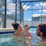 Lysandre Nadeau Instagram - 9 months in, 9 months out. 🤰🏻🤱🏻 C’est difficile pour moi de concevoir que le même laps de temps s’est écoulé depuis ta naissance que celui où tu étais dans mon ventre. C’est une thématique qui revient beaucoup dans ma vie depuis la maternité: la perception du temps. Je regarde des photos de tes premiers jours avec une incompréhension totale. Tu grandis sous mes yeux à une vitesse ahurissante. Déjà, tu apprends à redescendre les marches que tu montes depuis un mois sans problème. J’ai de la misère à te suivre des fois -maman est fatiguée-, mais c’est avec énormément de fierté que j’essaie d’accélérer le pas pour rattraper ta fougue inépuisable. J’espère que tu te sentiras toujours en sécurité avec moi de vivre tout ce que tu as envie et besoin de vivre. Que tu trouveras toujours en ta maman un endroit de soutien et de réconfort. J’espère que tu te sentiras toujours vu et entendu. J’espère que tu sauras que tu peux me prendre pour acquise, pour toujours. Que tu le ressentiras fort, que mon amour est sans condition. Te voir grandir et t’épanouir de toutes tes couleurs est ma plus grande mission. Je t’aime mon BB tellement fort tellement toujours plus fort