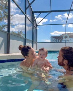 Lysandre Nadeau Instagram - 9 months in, 9 months out. 🤰🏻🤱🏻

C’est difficile pour moi de concevoir que le même laps de temps s’est écoulé depuis ta naissance que celui où tu étais dans mon ventre. C’est une thématique qui revient beaucoup dans ma vie depuis la maternité: la perception du temps. 

Je regarde des photos de tes premiers jours avec une incompréhension totale. Tu grandis sous mes yeux à une vitesse ahurissante. Déjà, tu apprends à redescendre les marches que tu montes depuis un mois sans problème. J’ai de la misère à te suivre des fois -maman est fatiguée-, mais c’est avec énormément de fierté que j’essaie d’accélérer le pas pour rattraper ta fougue inépuisable.

J’espère que tu te sentiras toujours en sécurité avec moi de vivre tout ce que tu as envie et besoin de vivre. Que tu trouveras toujours en ta maman un endroit de soutien et de réconfort. J’espère que tu te sentiras toujours vu et entendu. 

J’espère que tu sauras que tu peux me prendre pour acquise, pour toujours. Que tu le ressentiras fort, que mon amour est sans condition.

Te voir grandir et t’épanouir de toutes tes couleurs est ma plus grande mission. 

Je t’aime mon BB

tellement fort 
tellement toujours plus fort