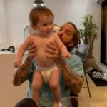 Lysandre Nadeau Instagram - 9 months in, 9 months out. 🤰🏻🤱🏻 C’est difficile pour moi de concevoir que le même laps de temps s’est écoulé depuis ta naissance que celui où tu étais dans mon ventre. C’est une thématique qui revient beaucoup dans ma vie depuis la maternité: la perception du temps. Je regarde des photos de tes premiers jours avec une incompréhension totale. Tu grandis sous mes yeux à une vitesse ahurissante. Déjà, tu apprends à redescendre les marches que tu montes depuis un mois sans problème. J’ai de la misère à te suivre des fois -maman est fatiguée-, mais c’est avec énormément de fierté que j’essaie d’accélérer le pas pour rattraper ta fougue inépuisable. J’espère que tu te sentiras toujours en sécurité avec moi de vivre tout ce que tu as envie et besoin de vivre. Que tu trouveras toujours en ta maman un endroit de soutien et de réconfort. J’espère que tu te sentiras toujours vu et entendu. J’espère que tu sauras que tu peux me prendre pour acquise, pour toujours. Que tu le ressentiras fort, que mon amour est sans condition. Te voir grandir et t’épanouir de toutes tes couleurs est ma plus grande mission. Je t’aime mon BB tellement fort tellement toujours plus fort