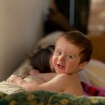 Lysandre Nadeau Instagram - 9 months in, 9 months out. 🤰🏻🤱🏻 C’est difficile pour moi de concevoir que le même laps de temps s’est écoulé depuis ta naissance que celui où tu étais dans mon ventre. C’est une thématique qui revient beaucoup dans ma vie depuis la maternité: la perception du temps. Je regarde des photos de tes premiers jours avec une incompréhension totale. Tu grandis sous mes yeux à une vitesse ahurissante. Déjà, tu apprends à redescendre les marches que tu montes depuis un mois sans problème. J’ai de la misère à te suivre des fois -maman est fatiguée-, mais c’est avec énormément de fierté que j’essaie d’accélérer le pas pour rattraper ta fougue inépuisable. J’espère que tu te sentiras toujours en sécurité avec moi de vivre tout ce que tu as envie et besoin de vivre. Que tu trouveras toujours en ta maman un endroit de soutien et de réconfort. J’espère que tu te sentiras toujours vu et entendu. J’espère que tu sauras que tu peux me prendre pour acquise, pour toujours. Que tu le ressentiras fort, que mon amour est sans condition. Te voir grandir et t’épanouir de toutes tes couleurs est ma plus grande mission. Je t’aime mon BB tellement fort tellement toujours plus fort