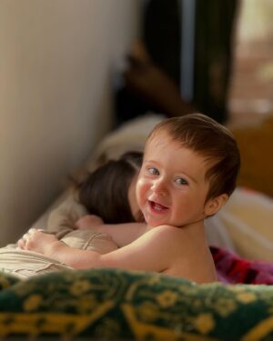 Lysandre Nadeau Instagram - 9 months in, 9 months out. 🤰🏻🤱🏻

C’est difficile pour moi de concevoir que le même laps de temps s’est écoulé depuis ta naissance que celui où tu étais dans mon ventre. C’est une thématique qui revient beaucoup dans ma vie depuis la maternité: la perception du temps. 

Je regarde des photos de tes premiers jours avec une incompréhension totale. Tu grandis sous mes yeux à une vitesse ahurissante. Déjà, tu apprends à redescendre les marches que tu montes depuis un mois sans problème. J’ai de la misère à te suivre des fois -maman est fatiguée-, mais c’est avec énormément de fierté que j’essaie d’accélérer le pas pour rattraper ta fougue inépuisable.

J’espère que tu te sentiras toujours en sécurité avec moi de vivre tout ce que tu as envie et besoin de vivre. Que tu trouveras toujours en ta maman un endroit de soutien et de réconfort. J’espère que tu te sentiras toujours vu et entendu. 

J’espère que tu sauras que tu peux me prendre pour acquise, pour toujours. Que tu le ressentiras fort, que mon amour est sans condition.

Te voir grandir et t’épanouir de toutes tes couleurs est ma plus grande mission. 

Je t’aime mon BB

tellement fort 
tellement toujours plus fort