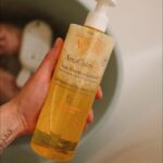 Mária Havranová Instagram - Mám suchú pokožku, to je priznanie a fakt zároveň. To, že sa večer po sprchovaní škriabem ako keby som mala blchy nie je nič príjemné, ale už som si akosi zvykla. Dokonca som už prišla aj do štádia, kedy sa mi prestalo chcieť krémovať sa a vkuse hydratovať. Keď mi ale napísali z @avene_czsk a porozprávali o nových produktoch XeraCalm, zameraných na veľmi suchú pokožku, so sklonom k atopii, chcela som ich vyskúšať. Ak sa mi uľaví, tak tomu dám šancu som si povedala. Uľavilo sa a presvedčili ma. Umývam sa s umývacím relipidačným olejom, ktorý nevonia a ani nepení(preto, že neobsahuje parfum ani mydlo), rešpektuje PH pokožky, zmierňuje svrbenie, obnovuje a posilňuje kožnú bariéru. Potom sa natriem relipidačným balzamom, spolu tvoria skvelé hydratačné kombo. Čo je super, že stačí jeden sprcháč a balzam pre celú rodinu, od bábätka až po rodičov, kľudne aj starých.☺️ #XeraCalm#Avene#spolupraca