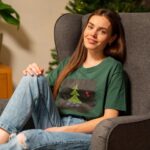 Mária Havranová Instagram - Krásne Vianoce by v ideálnom prípade mali mať všetci. No nie každá rodina má životné podmienky na to, aby s otvoreným srdcom prežívala najkrajšie obdobie roka. Nieje v mojich silách pomôcť každému, ale keď sa spoja sily, môžu sa diať veľké veci. Ako aj teraz v spolupráci s @funder.help . Kúpou vianočného prevedenia kreatívnych tričiek slovenskej značky @chalky.design , na ktoré môžete kresliť kriedou podporíte azylový dom TAMARA, ktorý prevádzkuje záujmové združenie Rodina z Trnavy. Poskytuje núdzové bývanie, sociálne a poradenské služby týraným ženám a matkám s deťmi. Kampaň trvá 2 týždne od dnes 5.12. do 19.12. Len v tomto čase je možné objednať si tričko na e-shope https://funder.help/ Tričko je vyrobené zo 100% bavlny a má certifikát GOTS, ktorý je zárukou etickej a udržateľnej výroby. A je to limitka, čo znamená, že sa vyrobí len presný počet objednaných kusov. 📸 @jozefbuhaj