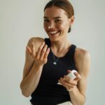 Mária Havranová Instagram - Kozmetiku Avène už odomňa poznáte. Postupne vám predstavím ďalšie produkty z rady Xeracalm A.D., ktorá je určená pre suchú až atopickú pokožku a je vhodná od tých najmenších členov rodiny po tých najstarších. Škrabanie a nočné budenie tak už nemusí byť viac problém. Moja osobná skúsenosť s touto kozmetikou je úžasná. Moja suchá pokožka už nieje suchá, ale hydratovaná a vďačná! Je to naozaj to najlepšie, čo som mala možnosť vyskúšať, bez debaty. Teraz k zloženiu: Bez mydla. Bez parabénov. Bez sulfátov. Bez parfému. Kozmetika obsahuje inovované zloženie oleja, ktorý má omnoho vyšší obsah zvláčňujúcich zložiek, čo je lipidický komplex podobný lipidom v koži, prírodného pôvodu. Obnovuje ochrannú bariéru kože, tá lepšie drží vodu a zmierňuje svrbenie. Použitie: Na tvár, telo a vlasovú pokožku už od narodenia. Pri miernych príznakoch suchosti kože stačí ako jediný prípravok, pri závažnejších prípadoch a atopii je základnou starostlivosťou Emolienčný balzám Xeracalm. #Avene #Xeracalm #Spoluprace s @avene_czsk Ďakujem najviac @alex.handiakova 📷 za tvoju skvelú prácu, rýchlosť a šikovnosť!