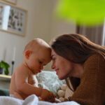 Mária Havranová Instagram - Zima nás skúša každý rok a my s ňou úspešne zvádzame boj. Starostlivo natierame pokožku a pleť na ochranu pred zimným časom, aby nás nič neprekvapilo. Pleťový krém s bio mandľovým olejom(ktorý hydratuje, zvláčňuje a chráni pred vysušovaním) a upokojujúcim Panthenolom mám preto vždy po ruke:) Šetrný k pokožke aj k prírode, bez mikroplastov, parabénov, minerálnych a esenciálnych olejov a alergizujúcich vôní, citlivý k pokožke už od narodenia. Navyše je kozmetika @hipp_crsk ako jediná na trhu klimaticky pozitívna. To znamená, že výrobca kompenzuje podstatne viac emisií oxidu uhličitého, než koľko sa ho vypustí do atmosféry pri pestovaní surovín, výrobe a doprave produktu. A úplnou čerešničkou na torte sú nové obaly, ktoré sú tiež recyklovateľné :) Za video ďakujeme nášmu superskému @jozefbuhaj 😊 #kosmetikahipp #hippklimatickypozitivni #ilovehipp #skincare #platenaspolupraca