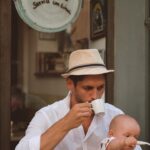 Mária Havranová Instagram - Toto bola na našej dovolenke jedna z veľmi pekných zastávok. Mám rada miesta s príbehom, a toto bolo presne také. Hneď nás zaujalo a neskôr sme sa dozvedeli, že kaviareň je rodinným podnikom, neďaleko nej majitelia vlastnia ešte aj pizzeriu a tie vonkajšie obklady sú dokonca pôvodné ako ich vidíte na tej starej fotke(z druhej stramy bolo Menu😊). Majiteľka aj obsluhovala a ako povedala, je to jej vášeň a to bolo aj vidieť. Ku kaviarni patrila ešte aj knižnica, ktorá funguje ako bazár. Je to čarovné miesto❤️ @le_cafe_de_lhorloge