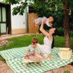 Mária Havranová Instagram - Za mnou je odvedená práca a predomnou moja odmena. Piknik nemusí byť len počas dňa, ale aj podvečer pri západe slnka s ešte príjemnejšou atmosférou. My sme to slniečko včera trošku postrádali, ale piknik stál za to tak či tak. Decká už v pyžame(tie sú tiež z novej piknikovej kolekcie), a z pikniku rovno do postele. Hurá pikniková sezóna! Teraz nájdete v @tchibo_sk supiš vybavenie na pikniky, pri nákupe využite aj 15% zľavový kód TCHIBORADOST, platný do 30. 5. Tak sa mrknite, čo vám ešte chýba, zbaľte saky paky, nejaké dobrotky a nájdite si svoje miesto niekde v peknej prírode! 😊 Kód je platný na e-shopoch oboch krajín, Tchibo.sk aj Tchibo.cz - na všetko okrem aktuálnej kolekcie na webe: "Ranná žiara" a kávový sortiment. #tchibopiknik #tchibosk