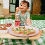 Mária Havranová Instagram - Za mnou je odvedená práca a predomnou moja odmena. Piknik nemusí byť len počas dňa, ale aj podvečer pri západe slnka s ešte príjemnejšou atmosférou. My sme to slniečko včera trošku postrádali, ale piknik stál za to tak či tak. Decká už v pyžame(tie sú tiež z novej piknikovej kolekcie), a z pikniku rovno do postele. Hurá pikniková sezóna! Teraz nájdete v @tchibo_sk supiš vybavenie na pikniky, pri nákupe využite aj 15% zľavový kód TCHIBORADOST, platný do 30. 5. Tak sa mrknite, čo vám ešte chýba, zbaľte saky paky, nejaké dobrotky a nájdite si svoje miesto niekde v peknej prírode! 😊 Kód je platný na e-shopoch oboch krajín, Tchibo.sk aj Tchibo.cz - na všetko okrem aktuálnej kolekcie na webe: "Ranná žiara" a kávový sortiment. #tchibopiknik #tchibosk