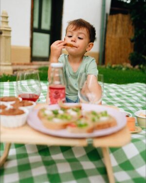 Mária Havranová Instagram - Za mnou je odvedená práca a predomnou moja odmena. Piknik nemusí byť len počas dňa, ale aj podvečer pri západe slnka s ešte príjemnejšou atmosférou. My sme to slniečko včera trošku postrádali, ale piknik stál za to tak či tak. Decká už v pyžame(tie sú tiež z novej piknikovej kolekcie), a z pikniku rovno do postele. 
Hurá pikniková sezóna! Teraz nájdete v @tchibo_sk supiš vybavenie na pikniky, pri nákupe využite aj 15% zľavový kód TCHIBORADOST, platný do 30. 5. Tak sa mrknite, čo vám ešte chýba, zbaľte saky paky, nejaké dobrotky a nájdite si svoje miesto niekde v peknej prírode! 😊
Kód je platný na e-shopoch oboch krajín, Tchibo.sk aj Tchibo.cz - na všetko okrem aktuálnej kolekcie na webe: "Ranná žiara" a kávový sortiment.

#tchibopiknik
#tchibosk