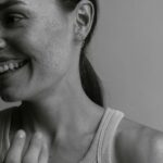 Mária Havranová Instagram - Novú kolekciu od úžasne šikovnej @trulyemilysk môžete očakávať už čoskoro! Tešte sa, je krásna! Stále sa ma pýtate odkiaľ mám náušnice, nuž od Emílie. Krásnej, šikovnej šperkárky, mamy malej Lany, ktorá po nociach a voľných chvíľach vyrába minimalistické krásnosti ❤️ A niekoľko nových z jej dielne som pre vás s najväčšou radosťou nafotila. Za fotoaparátom bola skvelá @silvialeitmannova ❤️