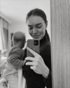 Mária Havranová Instagram - Pokojné a plné lásky.❤️Také boli sviatky a také sú naše dni. Dlho som sem nič nedávala a ešte stále nemám tú potrebu, ale pomaly nám ten “prázdninový mód” končí a všetko sa opäť zabehne. Čaká nás škôlka a ja budem mať o niečo viacej času na Jonatana a aj na seba. Teším sa na to. Po 2 rokoch ako sa Noel narodil som začala cítiť, že potrebujem nejakú psychohygienu. Tú mám aj vďaka knihám, ale nie vždy mám kapacitu na všetky moje rozčítané knižky. Teraz budem mať šancu to dobehnúť. A hádam pojdem konečne aj na kozmetiku😀. Majte krásne dni v tomto celom roku, plné smiechu, radosti, dobrodružstva, lásky a porozumenia, to vám zo srdca želám. ❤️