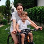 Mária Havranová Instagram - S chalošmi cez víkend na cajgli. Tak sme kedysi bicykel volali ako deti😀na cajgli som presedela skoro celé detstvo. Keď som išla ráno na ňom do školy, zastavila som sa po ceste v obchode a z obchodu som utekala po vlastných, lebo som väčšinou vždy meškala a viackrát som zabudla, že som prišla na bicykli. Cestou zo školy som si spomenula a vždy ma tam pekne čakal😀alebo mi ho predavačka schovala za bránu. Neviem či som ako jediné dievča v dedine nemala chalanský bicykel😀mne sa tie dievčenské nepáčili🤷🏻‍♀️ Teraz sa chcem k bicyklu znova vrátiť lebo takto to pre mňa naberá nový rozmer a Jonatanovi sa jeho prvá jazda veľmi páčila 😊 A Noel sa tiež ešte rád prevezie, aj keď teda on je už za vodou. Už vymýšľa na svojom všelijaké triky🙈