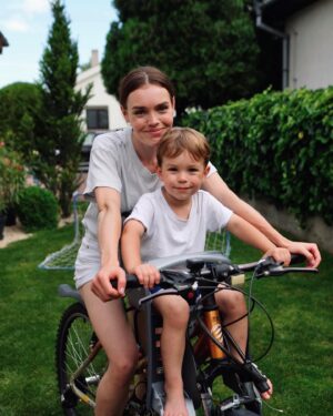 Mária Havranová Instagram - S chalošmi cez víkend na cajgli. Tak sme kedysi bicykel volali ako deti😀na cajgli som presedela skoro celé detstvo. Keď som išla ráno na ňom do  školy, zastavila som sa po ceste v obchode a z obchodu som utekala po vlastných, lebo som väčšinou vždy meškala a viackrát som zabudla, že som prišla na bicykli. Cestou zo školy som si spomenula a vždy ma tam pekne čakal😀alebo mi ho predavačka schovala za bránu. Neviem či som ako jediné dievča v dedine nemala chalanský bicykel😀mne sa tie dievčenské nepáčili🤷🏻‍♀️
Teraz sa chcem k bicyklu znova vrátiť lebo takto to pre mňa naberá nový rozmer a Jonatanovi sa jeho prvá jazda veľmi páčila 😊 A Noel sa tiež ešte rád prevezie, aj keď teda on je už za vodou. Už vymýšľa na svojom všelijaké triky🙈