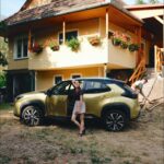 Mária Havranová Instagram - Cesty na naše vinice boli vždy zážitkom. Žiadne upravené cesty a asfalt nečakajte. V skratke len jama za jamou, štrk, kamene a prach. Terén, ktorý môže byť pre nízky podvozok auta problematický. Keď som išla na Yarke (domácka prezývka) na vinicu prvýkrát, tá cesta bola milým prekvapením. Darmo, je to hybridný crossover s pohonom 4x4, a keď už spomínam ten podvozok…predný spojler má 22 cm nad zemou, zadný nárazník dokonca až 40 cm a svetlá výška je až 16,5 cm. Tak bodaj by jej to tak dobre nešlo. Šikovná je! Aj môjmu ocinovi sa ľúbi. Povedal, že keď mám taký tereňák, nemusím z vinice cúvať, ale môžem ísť predkom ako chcem😀. Tak som poslušne išla! #toyota #yariscross #hybrid #crossover #4x4