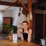 Mária Havranová Instagram - Po dlhšom čase vám chcem opäť trošku spraviť radosť súťažou, resp. skôr odmenou. My maminy chceme pre svoje deti to najlepšie a to aj z hľadiska výživy. Mne sa teda stále úspešne darí kojiť, ale nie všetky maminky majú to šťastie. Umelé mlieko neznie síce prívetivo, no napriek tomu môže mať to najkvalitnejšie možné zloženie a to nové následné mlieka Hipp Combiotik podľa mňa majú! Na vysokej úrovni kvality si zakladajú už od samého začiatku, rovnako tak aj na zložení inšpirovanom materským mliekom. Teraz v ich obsahu nájdete ako v jediných aj kyselinu listovú 🌱 (vitamín B9 ) v naštiepenej forme, v akej ju bábätko doposiaľ mohlo získať len z materského mlieka. Kyselina listová v materskom mlieku podporuje krvotvorbu, prispieva k rastu organizmu a deleniu buniek, podporuje imunitu a vývoj mozgu a nervovej sústavy. Jednoducho povedané, je pre vývoj detí veľmi významná. Okrem “listovky v naštiepenej forme” obsahujú prebiotiká aj probiotiká, taktiež množstvo vitamínov, a navyše sú blízke prírode, pretože sú v BIO kvalite. Kvalita je to na čom si Hipp zakladá, dôverujem tejto značke a preto by som chcela potešiť tri z vás a dať vám možnosť tieto mliečka získať :)   *Súťaž je určená najmä pre maminky, ktoré nové mlieka už používajú. Ak z UM len začínate, neváhajte vyskúšat práve Hipp a zapojte sa tiež. Odmenené budú až 3 maminky a to o 7 dní! Losovať budem 21.6.   Odmena: Pokračovacie alebo batoľacie mlieka Hipp Combiotik (Hipp 2, Hipp 3 alebo Hipp 4) 1, 10 krabíc podľa výberu 2, 8 krabíc podľa výberu 3, 6 krabíc podľa výberu   Podmienky súťaže: 1, Follow na @hipp_crsk 2, Označte 1 kamošku, ktorej by výhra tiež urobila radosť   #hippmleko #hipprodina #prodeti #prebiotika #probiotika #kojeneckemleko
