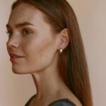 Mária Havranová Instagram - Dospela som k zmene, ktorá tu nastane a cítim sa povinná vám o nej dať vedieť. Tí, čo ma sledujete, viete, že som kresťanka. Budem úprimná a poviem vám, že dlho som sa modlila za to, čo s týmito soc.sieťami, pretože už ma nebavia ako kedysi. Moja pozornosť sa preniesla úplne inam. A trvalo to síce dlhšie, ale riešenie prišlo. Ak tu mám naďalej byť, chcem, aby moja aktivita mala vyšší zmysel. Preto tu budem pre vás …(fanfáry😀)…ako motivátor k životu s Bohom. Aký naozaj je, z môjho pohľadu, nevychádzajúc zo žiadnej tradície či náuky, ale taký akého som ho spoznala za posledné roky. Viackrát mi prišli veľmi pozitívne ďakovné správy ohľadom viery v Boha, kt. ma utvrdzujú v tom, že je to z mojej strany správne a chcem to robiť. Neskutočne obdivujem tých, ktorí po celom svete motivujú k vzťahu s Bohom a robia to úžasne. Lebo menia ľudské životy a bojujú tak za dobro a pravdu. Preto chcem aj ja prispieť k tomuto veľkému dielu, čím je doba horšia, tým viac to potrebujeme. Preto by som cez svoj profil chcela zdieľať úprimne najmä náš život, moje postrehy z rôznych oblastí. Chcem, aby ste vedeli, že na mojom profile nebude nikdy pretvárka, ale naopak úprimnosť a otvorenosť, ktorá je bránou k vytváraniu a prehlbovaniu vzťahov. Ak zostalo v niekom sklamanie, pokojne ma môžete prestať sledovať a len poďakujem, že ste tu doteraz boli. Ak je v niekom okrem prekvapenia aj kúsok zvedavosti, budem rada, keď zostanete. A keď ste sa tejto zmene potešili, teší to aj mňa a verím, že vás týmto spôsobom môžem obohatiť viac než akokoľvek inak. Mám rada zmeny v živote, malé, ale aj tie radikálne. A takou radikálnou bolo aj moje uverenie v Boha. A chcem, aby ste vedeli, že to nieje tradícia, ani náboženstvo, nieje to výchova. Je to rozhodnutie! A to moje bolo to najlepšie, aké som v živote urobila. Uplynulo 5 rokov odkedy sa zo mňa stal nový človek a týchto päť rokov sa ani nedá porovnať s tými 23 rokmi pred nimi. Ak si niekto myslí, že život bez Boha je “o dosť lepší”, zaručene pravý život s Bohom ešte nezažil. Je to podľa mňa to najvzrušujúcejšie čo človek môže na zemi zažiť. A rada vám to budem svojimi malými životnými svedectvami dokazovať. M. 📷 @silvialeitmannova