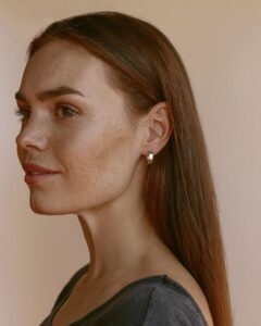 Mária Havranová Instagram - Dospela som k zmene, ktorá tu nastane a cítim sa povinná vám o nej dať vedieť. Tí, čo ma sledujete, viete, že som kresťanka. Budem úprimná a poviem vám, že dlho som sa modlila za to, čo s týmito soc.sieťami, pretože už ma nebavia ako kedysi. Moja pozornosť sa preniesla úplne inam. A trvalo to síce dlhšie, ale riešenie prišlo. Ak tu mám naďalej byť, chcem, aby moja aktivita mala vyšší zmysel. Preto tu budem pre vás …(fanfáry😀)…ako motivátor k životu s Bohom. Aký naozaj je, z môjho pohľadu, nevychádzajúc zo žiadnej tradície či náuky, ale taký akého som ho spoznala za posledné roky. Viackrát mi prišli veľmi pozitívne ďakovné správy ohľadom viery v Boha, kt. ma utvrdzujú v tom, že je to z mojej strany správne a chcem to robiť. Neskutočne obdivujem tých, ktorí po celom svete motivujú k vzťahu s Bohom a robia to úžasne. Lebo menia ľudské životy a bojujú tak za dobro a pravdu. Preto chcem aj ja prispieť k tomuto veľkému dielu, čím je doba horšia, tým viac to potrebujeme. Preto by som cez svoj profil chcela zdieľať úprimne najmä náš život, moje postrehy z rôznych oblastí. Chcem, aby ste vedeli, že na mojom profile nebude nikdy pretvárka, ale naopak úprimnosť a otvorenosť, ktorá je bránou k vytváraniu a prehlbovaniu vzťahov. Ak zostalo v niekom sklamanie, pokojne ma môžete prestať sledovať a len poďakujem, že ste tu doteraz boli. Ak je v niekom okrem prekvapenia aj kúsok zvedavosti, budem rada, keď zostanete. A keď ste sa tejto zmene potešili, teší to aj mňa a verím, že vás týmto spôsobom môžem obohatiť viac než akokoľvek inak. Mám rada zmeny v živote, malé, ale aj tie radikálne. A takou radikálnou bolo aj moje uverenie v Boha. A chcem, aby ste vedeli, že to nieje tradícia, ani náboženstvo, nieje to výchova. Je to rozhodnutie! A to moje bolo to najlepšie, aké som v živote urobila. Uplynulo 5 rokov odkedy sa zo mňa stal nový človek a týchto päť rokov sa ani nedá porovnať s tými 23 rokmi pred nimi. Ak si niekto myslí, že život bez Boha je “o dosť lepší”, zaručene pravý život s Bohom ešte nezažil. Je to podľa mňa to najvzrušujúcejšie čo človek môže na zemi zažiť. A rada vám to budem svojimi malými životnými svedectvami dokazovať. M. 📷 @silvialeitmannova