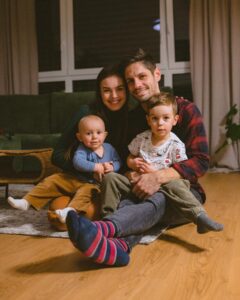 Mária Havranová Instagram - Oneskorene, ale predsa Vám aj my prajeme len to najlepšie v roku 2023! 🎉 Pevné zdravie, skutočnú lásku, silné vzťahy, úprimné priateľstvá, ale aj zdravý rozum, múdrosť a kritické myslenie. Aby ste boli silní aj v ťažkých chvíľach, ktoré počas roka prídu a zvládli ich s pokojom, rozvahou a vierou. Buďte čo najlepšie vyzbrojení na tento rok, aby Vami nič neotriaslo. Ako sa v najlepšej knihe ever píše: „Preto si vezmite Božiu výzbroj, aby ste mohli v ten deň zla odolať a tým, že všetko prekonáte, obstáť.“ ‭‭Efezanom‬ ‭6‬:‭13‬ Môj predošlý rok bol extrémne silný a prelomový vďaka Bohu. Viem, že sú aj ľudia, ktorí majú rok čo rok taký istý, bez zmeny a nejakého napredovania. Preto Vám prajem aj to, aby ste sa hýbali smerom dopredu. Aby ste neustále hľadali cestu k lepšiemu. Aby akákoľvek pýcha a sebectvo navždy opustili Vaše životy. A aby ste nastúpili na cestu uzdravenia najskôr samého seba a potom aj svojich vzťahov v rodine, v práci a medzi priateľmi. Prajem Nám všetkým naozaj zo srdca úprimne, aby bol rok 2023 veľký, prelomový, silný, odvážny, vďačný, srdečný a nezabudnuteľný! ❤️ Família Bartalosovcov 📸 @jozefbuhaj