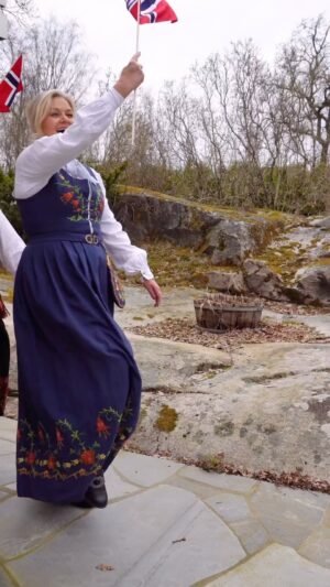 Märtha Louise Instagram - Annonse/ Hipp hipp horraaayy!! May 17th is Norway’s Constitution Day, a unique celebration where we commemorate our independence and the signing of our Constitution in 1814🖋️
🕊️

We dress up in our Bunads (our national costumes) or the nicest clothes we can find, wear ribbons and wave flags🇳🇴

The highlight of the day are all the thousands of children walking the parade singing and waving flags - and eating as much ice cream and hot dogs they can manage🌭🍦🥁

Join us in the celebration on Friday 17th May🎊