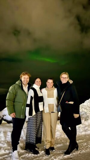Märtha Louise Instagram - Annonse/ Førjulstemning hos Vakre Vene i Harstad. Den tidlige avgangen i dag tidlig med fly var plutselig helt grei når vi kom opp i nord. Her var det snø på trærne, Nordlys og hjertevarme mennesker. Hést ❤️ Nord-Norge også. 🥰