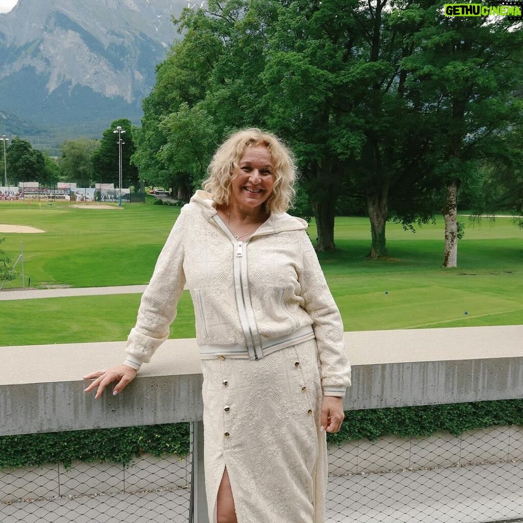 Märtha Louise Instagram - In Switzerland at the League of Leading Ladies Conference. Had a Fireside Talk on moving from fear- to a love based leadership in business and in life. So happy to be here with @heartsmart_convos and having a workshop with them tomorrow on the same topic. Life is great.