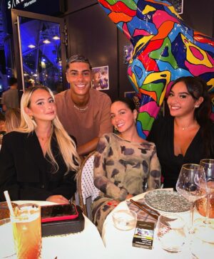 Mélissa Sbenn Instagram - last night with my childhood friends 💓