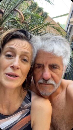 Mónica Antonópulos Instagram - Liliana y Ricardo le festejan el cumple sorpresa a Alberto, sus amigos de toda la vida también se juntaron a pesar de la calor…. Feliz cumple Alberto, que vivas siempre tu humor