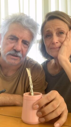 Mónica Antonópulos Instagram - Liliana y Ricardo cierran las vacaciones con los nietos, una mezcla de emociones los invaden, es difícil el fin del ruido… ahora la soledad y el reencuentro
Vayan a darle amor y travesuras a sus abuelos 
 #nidovacio #vuelveelamor #nietos #puteadas