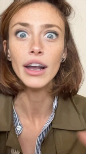 Mónica Antonópulos Instagram - María ayuda a su amiga Betu a sobrevivir en las redes sociales.  En cuantos lugares no te aceptaron y sobreviviste ?  No vale el centro de tortura que fue el colegio 😂❣️🥹💋 Amor a las Marias de esta comunidad .❣️🔆