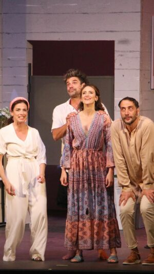 Mónica Antonópulos Instagram - ¡CALLE CORRIENTES SE LLENA DE BESOS! 💋😘♥️

Una comedia que va a hacer que te pasen cosas 🙌🏼🤣

👉🏼🎟️ Sacá tus entradas por @plateanet (Link en Bio) o en la Boletería del Teatro Astral. 
.
.
.
#ElBeso #Comedia #Teatro #CalleCorrientes #BuenosAires