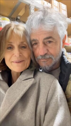 Mónica Antonópulos Instagram - 6,45  ES INDIGNO: Ricardo y Liliana arrancan  la rutina escolar y ya organizan la juntada familiar para el domingo
 ¿ se viene el primer episodio ? 👨🏻‍🦳👩🏻‍🦳 
🔥 @sin.filtros.x 🎁