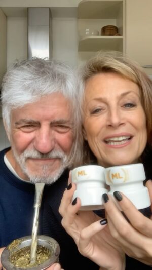 Mónica Antonópulos Instagram - ALMUERZAN HOY
Una de sal otra de pimienta, a pesar de los conflictos con la tecnología, Liliana y Ricardo reciben un regalo que les infla el pecho de orgullo ante los amigos. #mesaza. 
👉👉 @sin.filtros.x 👈👈