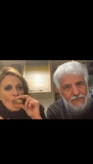 Mónica Antonópulos Instagram - VER HASTA EL FINAL; EL 25 DE MAYO: Calentitos por la noche, Ricardo y Liliana cenan locro, disfrutan de la TV acompañados de un cálido y calentito puchero; SI PUCHERO CON HUESITO DE CARACÚ ¿como se come? ¿Cual es el limite? 
QUE RICO CHUPAR EL HUESITO 🌞
EL BONUS FINAL TIENE LO MEJOR, imposible sostener 💕