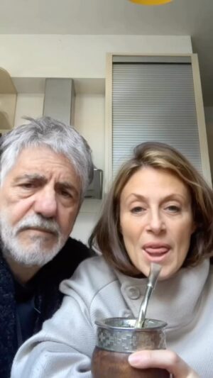Mónica Antonópulos Instagram - PEDIRLE A LOS HIJOS: siempre falla… es muy difícil pedir, básicamente porque nunca hay tiempo suficiente, es entendible, pero cuesta aceptarlo. 

La historia completa en @ricardoylilianatv 

ESTÁ NOCHE: EXTRA BONUS 🔥 #ricardoylilianatv