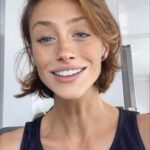 Mónica Antonópulos Instagram - María vive un flash durante el viaje en una moto en su intento desesperado de tapar su angustia de la realidad . ¿ que fue lo más bizarro que hicieron ? #maria #terapy #felicidadxapp las quiero !❣️❣️❣️🌈