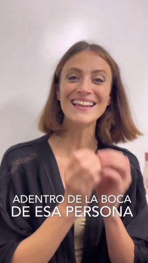 Mónica Antonópulos Instagram - ¡Increíble este primer beso! 🤣😘
Contanos cómo fue el tuyo!! 👇🏼

👉🏼💋 HOY HAY FUNCIÓN 22hs, ¡arrancamos la semana!

Sacá tus entradas por @plateanet (Link en Bio) o en la Boletería del Teatro Astral 🎭🎟️
