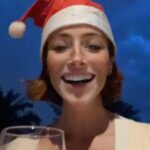 Mónica Antonópulos Instagram - merry christmas a todas las Maria ! Y a todas aquellas que ponen lo mejor para estas fiestas ! La noche recién comienza y María ya está empedada. Todo puede pasar ! #navidad #country #papanoelcapitalista