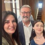 Müge Ulusoy Instagram - Setlere ara verdiğim yerden devam , çok özlemişim 🥰 Trt Digital kanalı Tabii “Kapı “ dizisinden .. Sevgili Dilek Türker, Müfit Kayacan ve Tuğba Daştan ile set anımız #mügeulusoy #oyuncu #trt #digital #kapı #dizi #set