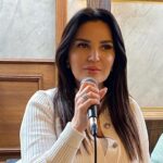 Müge Ulusoy Instagram - Ulu Önder Mustafa Kemal Atatürk’ün, kadınlar için söylediği muhteşem söz ile başladım konuşmama bugün. "Yeryüzünde gördüğümüz her şey, kadının eseridir." Bu bir gerçek.. Kız çocuklarını koruma derneği yararına yapılan kahvaltı etkinliğiyle yaklaşık 150 gönüllü kadın ile bir araya geldik bu sabah.. 40 yıl önce kurulan @kiz.kor.der derneğinin öncülüğünde anlamlı bir sabahtı benim için de . Dernek başkanı Nadire hanımın @nadireerman önderliğinde dimdik ayakta duran amazon kadınlarının, kız çocuklarını topluma kazandırma ve iyi birer vatandaş olmaları için canıgönülden çalışmalarıyla gurur duydum. İyilik bulaşıcıdır, Lütfen yardımımızla varolacak her kız çocuğunu koruyalım, okutalım, sahip çıkalım.. 🙏🏼 Daveti için @hacerustundag1968 teşekkür ederim. #mügeulusoy #kızçocuklarınıkorumaderneği #kızçocukları #iyilikpeşindekoş
