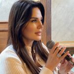 Müge Ulusoy Instagram - Ulu Önder Mustafa Kemal Atatürk’ün, kadınlar için söylediği muhteşem söz ile başladım konuşmama bugün. "Yeryüzünde gördüğümüz her şey, kadının eseridir." Bu bir gerçek.. Kız çocuklarını koruma derneği yararına yapılan kahvaltı etkinliğiyle yaklaşık 150 gönüllü kadın ile bir araya geldik bu sabah.. 40 yıl önce kurulan @kiz.kor.der derneğinin öncülüğünde anlamlı bir sabahtı benim için de . Dernek başkanı Nadire hanımın @nadireerman önderliğinde dimdik ayakta duran amazon kadınlarının, kız çocuklarını topluma kazandırma ve iyi birer vatandaş olmaları için canıgönülden çalışmalarıyla gurur duydum. İyilik bulaşıcıdır, Lütfen yardımımızla varolacak her kız çocuğunu koruyalım, okutalım, sahip çıkalım.. 🙏🏼 Daveti için @hacerustundag1968 teşekkür ederim. #mügeulusoy #kızçocuklarınıkorumaderneği #kızçocukları #iyilikpeşindekoş