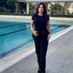 Müge Ulusoy Instagram - Dün benim doğum günümdü. Kutlamalarla ve dualarla (berat kandili) dolu bir gündü.. Ayrıca o kadar çok arayan, mesaj gönderen oldu ki.. Yine kendimi çok mutlu ve güçlü hissettim .İşte bu yüzden gün boyunca hep “iyi ki “ dedim🙏🏼 Annem ve Mine’m, iyi ki ailemsiniz. Akraba ve arkadaşlarıma, dostlarıma kısacası beni seven ve sevdiğim herkese çooook teşekkür ederim. İyi ki varsınız🙏🏼♥️ #mügeulusoy #doğumgünü