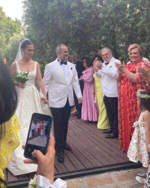 Müjgân Ferhan Şensoy Instagram - ~My best friend’s wedding~ 

13 yaşındayım, liselere giriş sınavı için bir dershaneye yazıldım, ilk gün sınıfa girdim, en arkada bir kız oturuyor “yanına oturabilir miyim, el yazın ne kadar güzelmiş” dedim, gülümsedi. Aynı liseyi kazandık ve o günden beri yan yanayız. Aradan 20 yıl geçti ve ben bu haftasonu onun düğününe kızımla gittim. 🥹💕🌸 Seni çok seviyorum Melom @melekgencer , mutluluğunuz daim olsun @eralp.vardar ✨✨✨