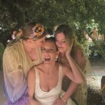 Müjgân Ferhan Şensoy Instagram - ~My best friend’s wedding~ 13 yaşındayım, liselere giriş sınavı için bir dershaneye yazıldım, ilk gün sınıfa girdim, en arkada bir kız oturuyor “yanına oturabilir miyim, el yazın ne kadar güzelmiş” dedim, gülümsedi. Aynı liseyi kazandık ve o günden beri yan yanayız. Aradan 20 yıl geçti ve ben bu haftasonu onun düğününe kızımla gittim. 🥹💕🌸 Seni çok seviyorum Melom @melekgencer , mutluluğunuz daim olsun @eralp.vardar ✨✨✨