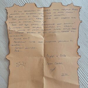 Müjgân Ferhan Şensoy Instagram - “Ey yükselen yeni nesil, gelecek sizsiniz. Cumhuriyeti biz kurduk, onu yükseltecek ve yaşatacak sizsiniz.” Mustafa Kemal Atatürk 

Bugün Cumhuriyet’in 100. yaşını kutlarken, bu sözler vardı aklımda. Görevimiz, bir gün burda olmadığımızda da aynı bilinçle Ata’mızın mirası olan; laik, demokratik ve çağdaş Türkiye Cumhuriyeti’ne sahip çıkacak nesiller yetiştirmek. 

Bizim 100. yıl anılarımız böyle. Bir gün Pera da geriye dönüp baksın diye burda dursun. 

Bir de 20 yıl önce yola çıkmış harika bir mektup teslim aldık bu bayram. O gün yirmi yaşında bir genç olan Canan Hanım’ın bugün hayatta olmayan babama yazdığı mektup bizi çok duygulandırdı. 

Yaşasın Cumhuriyet! 🇹🇷🎈❤️