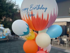 Müjgân Ferhan Şensoy Instagram - İyi ki doğdun güzel kızım, bu günü bizim için unutulmaz kılan @karavanconcept @karavankids @cutiecake.cafe @dreamup.balloons @lepetit.100 ve tüm misafirlerimiz, iyi ki varsınız! 🎈🌸💕
 #pera2yaşında #reklamdeğildir