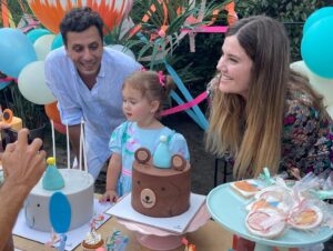 Müjgân Ferhan Şensoy Instagram - İyi ki doğdun güzel kızım, bu günü bizim için unutulmaz kılan @karavanconcept @karavankids @cutiecake.cafe @dreamup.balloons @lepetit.100 ve tüm misafirlerimiz, iyi ki varsınız! 🎈🌸💕
 #pera2yaşında #reklamdeğildir